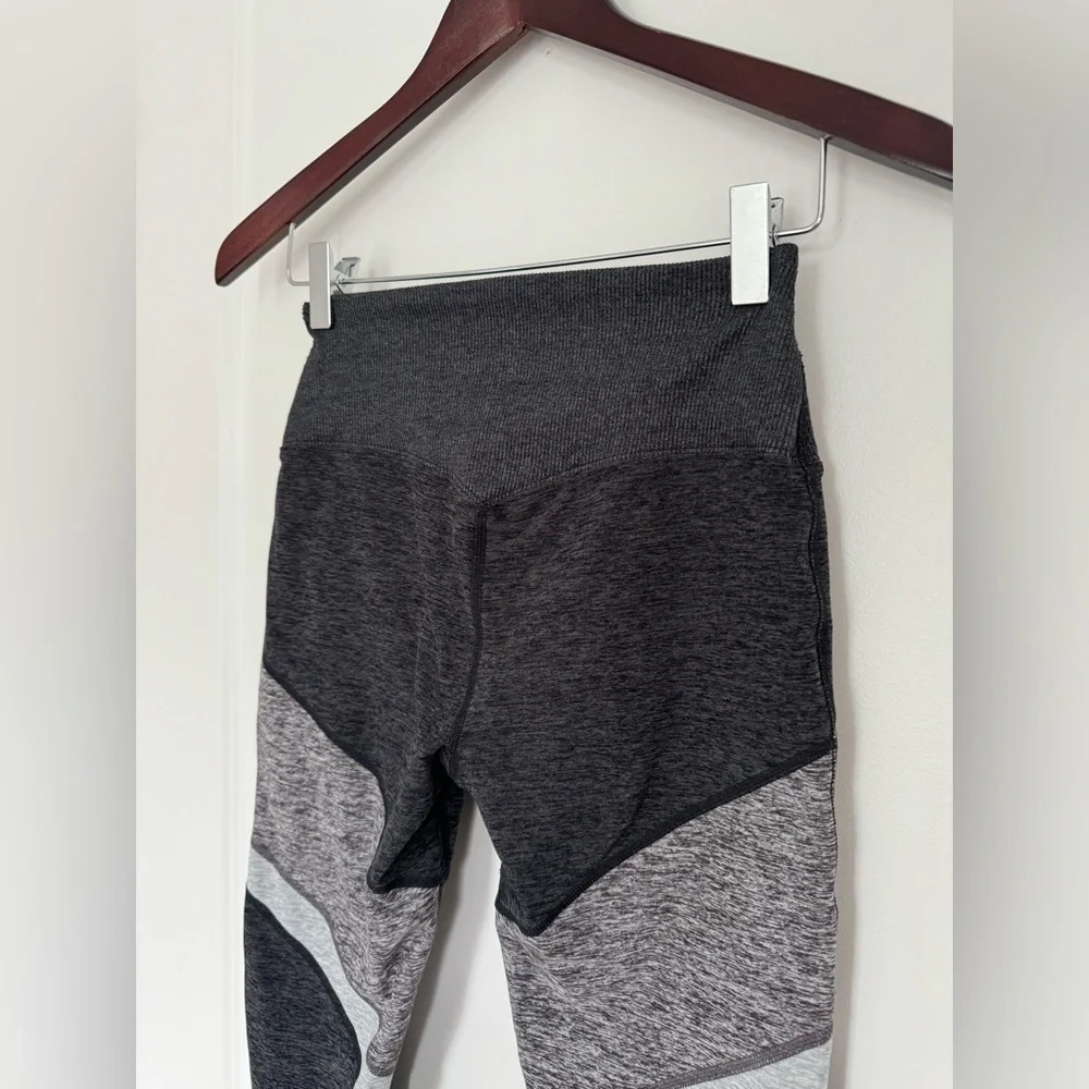 ALO yoga Leggings size Small AloSoft 7/8 grey colorblock